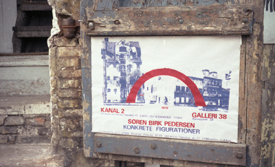 Plakat for udstilling i Kanal 2 og Galeri 38, opsat på døren ind til Kanal 2 i Overgaden neden Vandet.