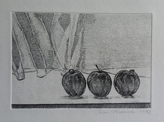 tre æbler i vindueskarm